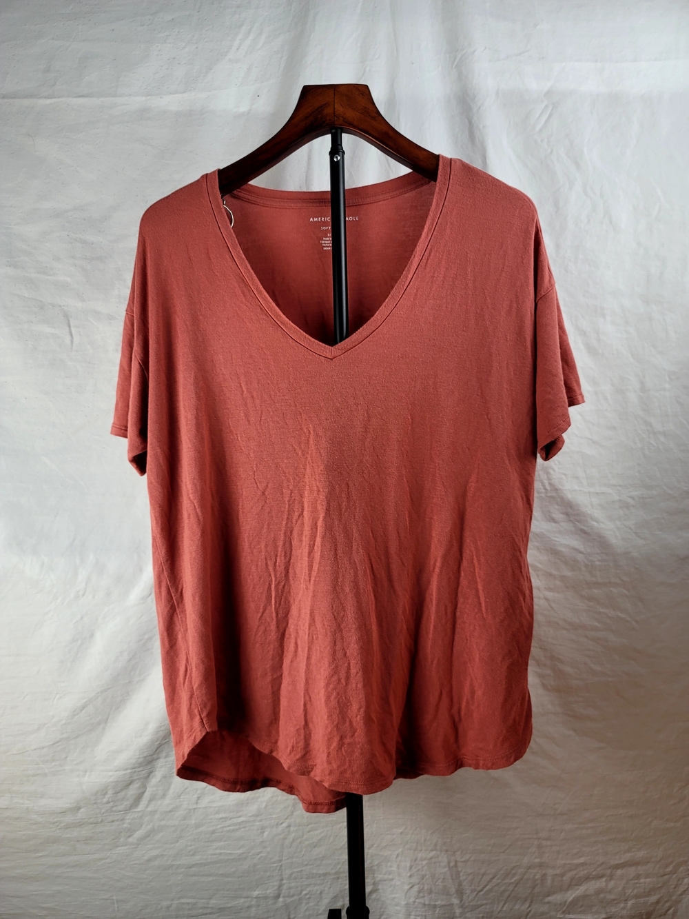 American Eagle V-Neck Tee in Dusty Rose